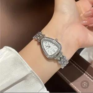 ساعت مچی زنانه هانگری رنگ ثابت قاب نگین