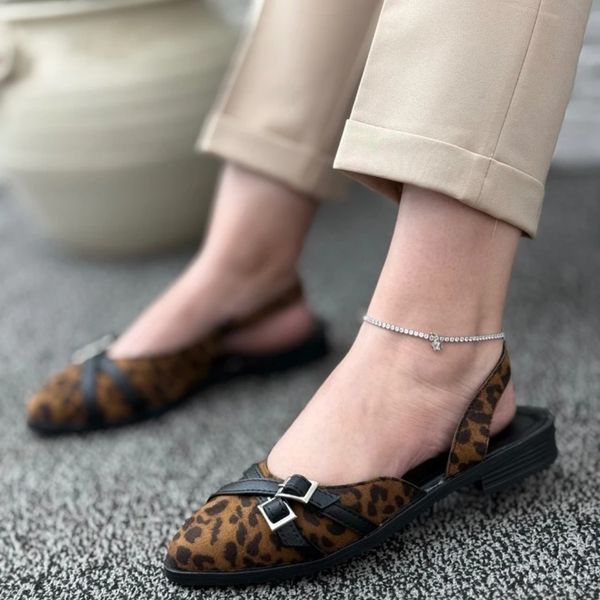 عروسکی دو‌سگک sandal