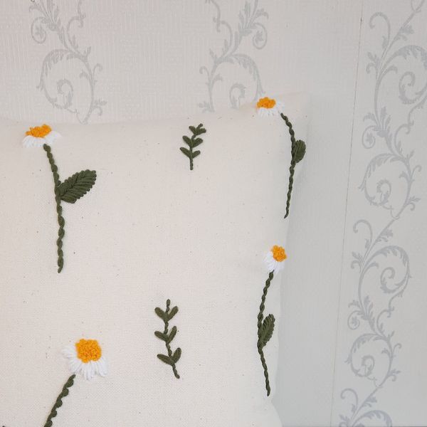 کاور کوسن پانچ دوزی طرح گل بابونه