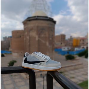 خرید اینترنتی قیمت کتونی مردانه نایک جردن تراویس مردانه کرم طوسی روشن