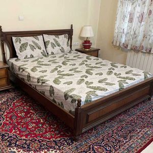 سرویس خواب کلاسیک آدلانته طرح سوسن روشن دونفره عرض180 + روبالشی