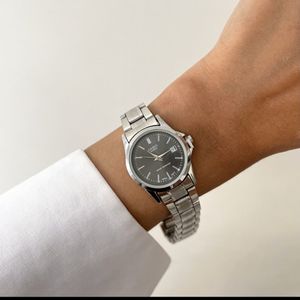 ساعت مچی زنانه کاسیو casio اصلی بند استیل نقره‌ای صحفه نمایش گرد مشکی