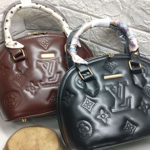 کیف دستی و دوشی زنانه و دخترانه نیم گرد مدل ال وی