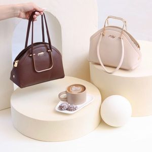 خرید اینترنتی کیف پاسپورتی زنانه دسته فلز کاملیا