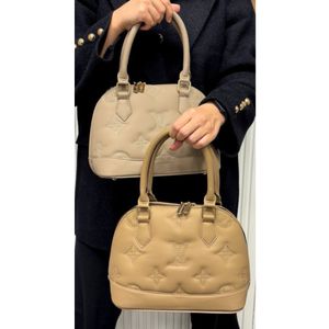 کیف زنانه ال وی گلدوزی وارداتی لاویا