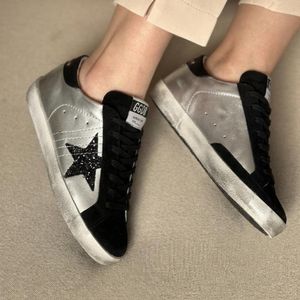 کتانی گلدن گوس زنانه (Golden Goose) – رنگ نقره ای مات با ستاره مشکی |