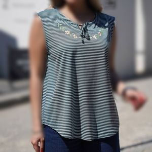 تاپ یقه بنددار راه راه زنانه