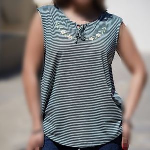 مشخصات تاپ یقه بنددار راه راه زنانه
