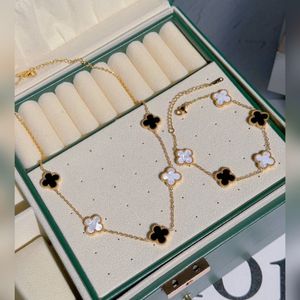قیمت ارزان دستبند ونکلیف رنگ ثابت