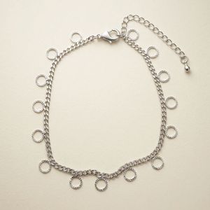 پابند کارتیه نقره‌ای با آویزهای حلقه‌ای تراش‌دار