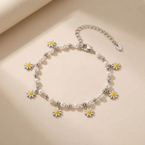 پابند مرواریدی با آویز گل بابونه