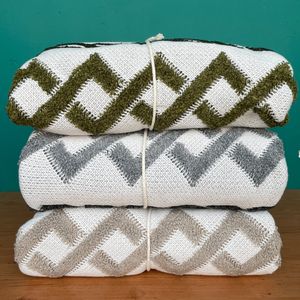 خرید اینترنتی قیمت شال مبل بافتنی آدلانته طرح پانچ  زرشکی سایز 140*180 سانتی متر