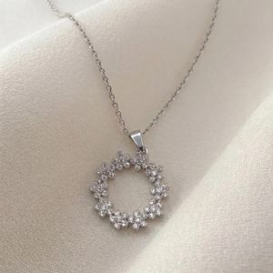 خرید اینترنتی قیمت نیم ست طرح حلقه گل نگین‌دار