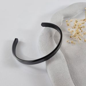 خرید اینترنتی دستبند کاف مردانه استیل نقره‌ای مینیمال مناسب استایل روزانه | دلسامه