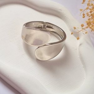 دستبند بنگل پهن زنانه استیل آینه‌ای مینیمال مناسب استایل روزانه | دلسامه