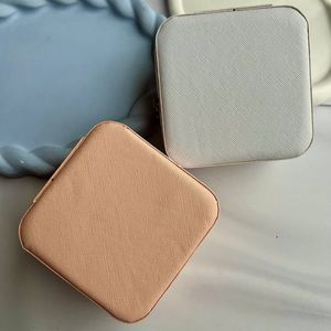خرید اینترنتی قیمت کیف جواهرات زنانه چرمی شیک و قابل حمل