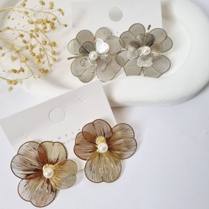 گوشواره میخی زنانه استیل رنگ نقره ای و طلایی طرح گل شیک