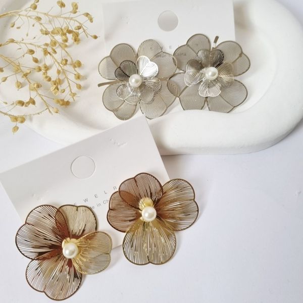 گوشواره میخی زنانه استیل رنگ نقره ای و طلایی طرح گل شیک