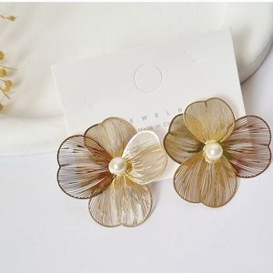 گوشواره میخی زنانه استیل رنگ نقره ای و طلایی طرح گل شیک