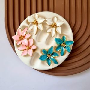 گوشواره زنانه میناکاری طرح بابونه شیک و ظریف مناسب استایل روزانه