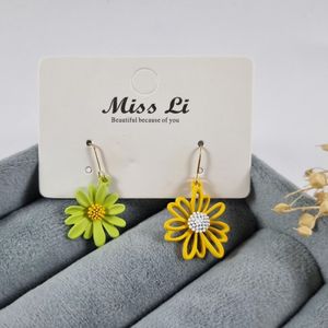 گوشواره دخترانه فانتزی طرح گل بابونه رنگی مدل Miss Li