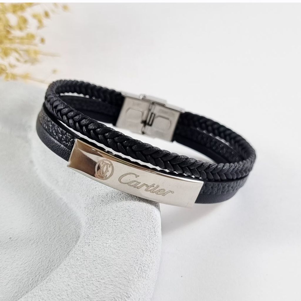 خرید اینترنتی دستبند چرمی مردانه طرح کارتیر Cartier چند ردیفه | پلاک استیل رنگ ثابت و ضد حساسیت