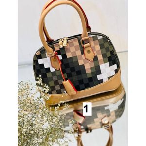 خرید اینترنتی کیف زنانه هلالی وارداتی درنیکا