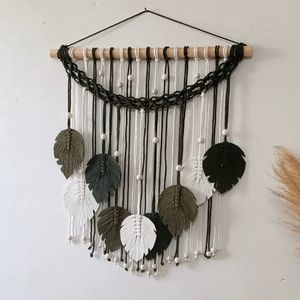 دیوارکوب برگ مکرومه با مهره چوبی طرح شیدا