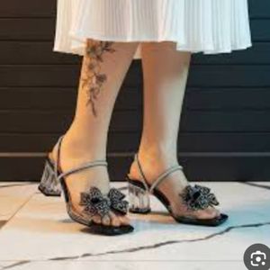 صندل زنانه طلقی پاشنه شیشه ای دو بند