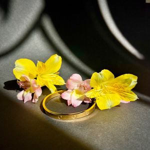 دستبند زنانه کارتیه طلایی