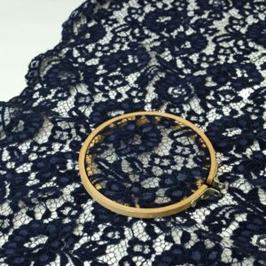 مشخصات پارچه دانتل گل مخملی