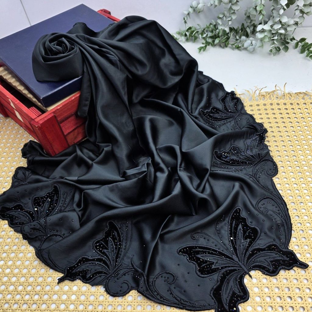 فروش اینترنتی روسری مشکی ساتن ابریشم پشت کرپ گلدوزی نگین کوب قواره 100