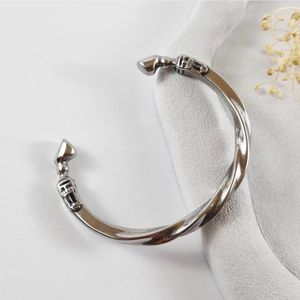 دستبند بنگل وایکینگ مردانه استیل نقره‌ای | طرح سم اسب | دلسامه