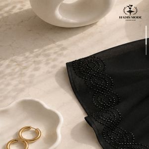 روسری مشکی مجلسی کرپ حریر حاشیه نگین طرح گیس