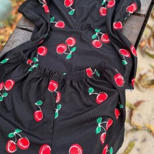 فروش اینترنتی تاپ و شلوارک نخی طرح آلبالو🍒