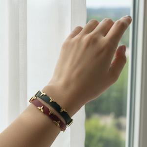 خرید اینترنتی قیمت دستبند چرمی زنانه طرح لویی ویتون LV با استیل طلایی | دلسامه