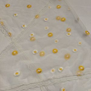 مینی اسکارف مدل سه گوش کرم طرح بابونه