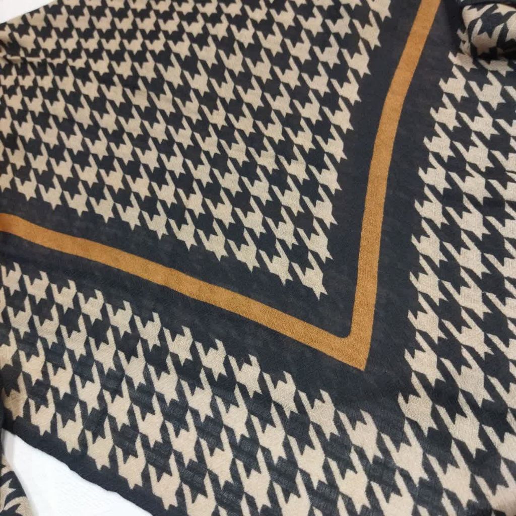 خرید انلاین روسری طرح دار نخی قواره 140 خاکستری و کرم و سرمه ای