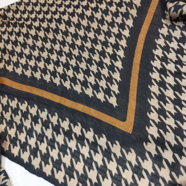 روسری طرح دار نخی قواره 140 خاکستری و کرم و سرمه ای