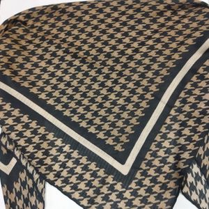 فروش اینترنتی روسری طرح دار نخی قواره 140 خاکستری و کرم و سرمه ای