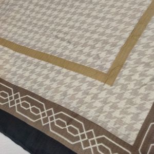 خرید آنلاین روسری طرح دار نخی قواره 140 خاکستری و کرم و سرمه ای