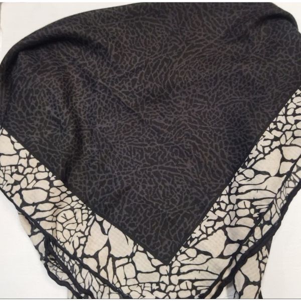 روسری طرح دار نخی قواره 140 مشگی قهوه ای کرم