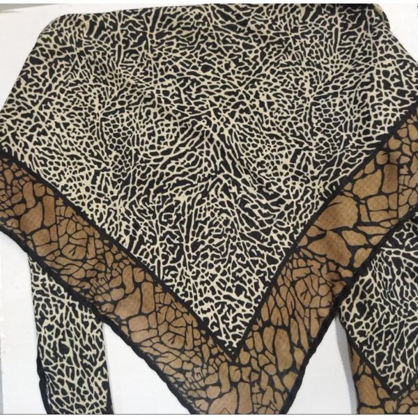 روسری طرح دار نخی قواره 140 مشگی قهوه ای کرم