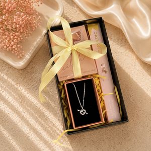 باکس هدیه زنانه کد 165 ادکلن بیلی ایلیش 25 میل عطر قلمی اکلایر گردنبند قلب