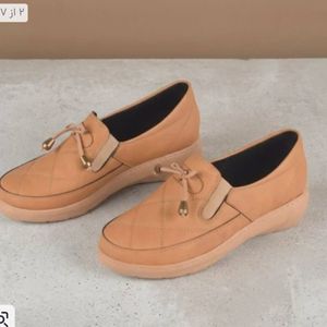 فروش اینترنتی کفش زنانه طبی اداری رنگ کرم مناسب خارپاشنه دور دوخت