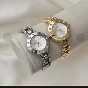 قیمت ساعت مچی زنانه هانگری دور نگین رنگ نقره ای