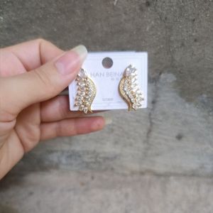فروش اینترنتی گوشواره میخی طرح بال فرشته نگین‌دار طلایی HAN BEINA شیک و خاص