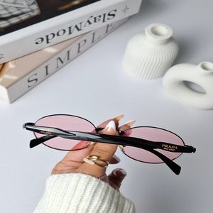 فروش اینترنتی عینک آفتابی پرادا بیضی صورتی مشکی