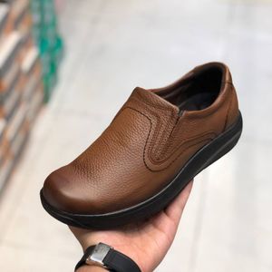 خرید اینترنتی کفش چرم مردانه طرح راحتی جانسون عسلی423