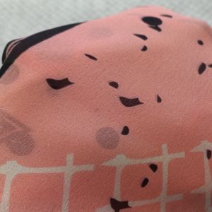 شال نخی سیا اسکارف طرحدار صورتی